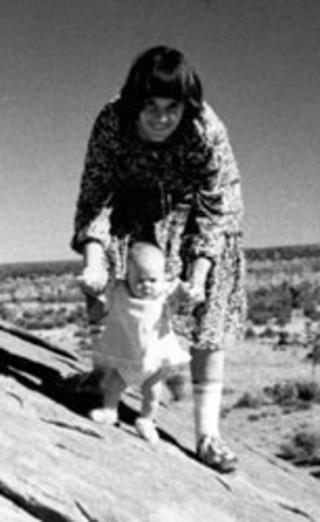 LINDY OG AZARIA: Mor og datter fotografert ved Uluru. Azaria ble f�dt 11. juni 1980 og forsvant 17. august samme �r. Bildet er hentet fra Lindy Chamberlains hjemmeside og skal vise mor og datter p� fjellet i forbindelse med den samme teltturen der Azaria forsvant. Foto: Wikimedia commons