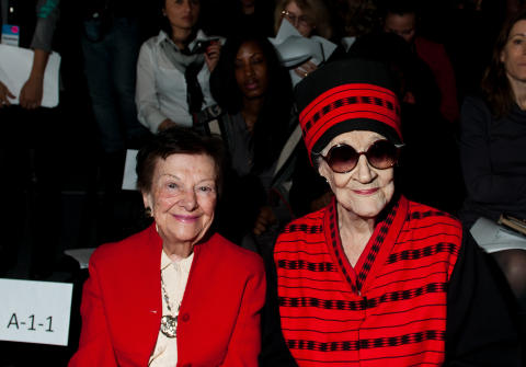VIRKET FRISK: Zelda Kaplan (t.h.) p� f�rste rad like f�r hun fikk et illebefinnende og d�de. Foto: Scanpix