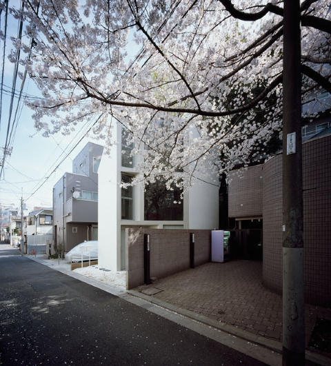 TRANGE TOMTER: I Tokyo ligger dette huset som arkitektene m�tte snu sidelengs for � f� mest mulig lys og luft inn. Foto: Takumi Oota/Schemata Architecture Office