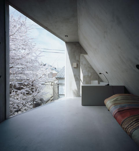 KOMPAKT: P� soverommet er det ogs� utsikten som f�r lov til � v�re det st�rste blikkfanget.  Foto: Takumi Oota/Schemata Architecture Office