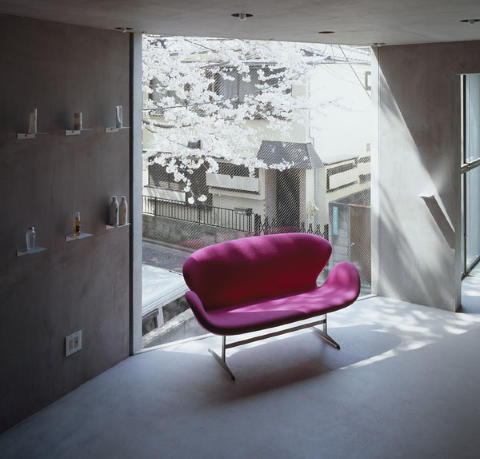 FARGEKLATT: En knall rosa sofa fungerer som en fargeklatt i det ellers nakne interi�ret.  Foto: Takumi Oota/Schemata Architecture Office