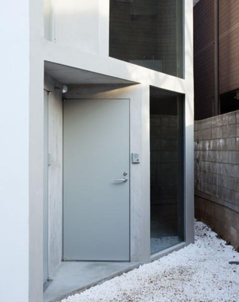 INNGANG: Det skr�stilte huset byr p� mange unike detaljer.  Foto: Takumi Oota/Schemata Architecture Office