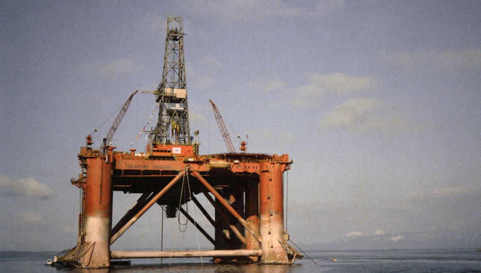 SKADELIG FOR FISKEN: Boreriggen �Treasure Seeker� l� utenfor Harstad i 1980 p� vei til den f�rste leteboringen p� Troms�flaket. �Vi fiskere forsto ikke hva som skjedde der og da, men oljeindustrien p�f�rte sannsynligvis Nord-Norge et halvt banes�r og man oppn�dde � utradere store deler av fiskeriarbeidsplassene i nord,� skriver artikkelforfatteren. Foto: Scanpix
