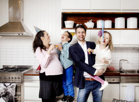 KOS OG KAOS: Vigdis Hvaal og Kim Strømstad fylte kåken med liv fram til i fjor, sammen med Julian (6) og Johanna (3), Nå ligger ny baby i magen og familien pusser opp hus i Asker. Foto: Agnete Brun / Dagbladet KOS OG KAOS: Vigdis Hvaal og Kim Strømstad fylte kåken med liv fram til i fjor, sammen med Julian (6) og Johanna (3), Nå ligger ny baby i magen og familien pusser opp hus i Asker. Foto: Agnete Brun / Dagbladet