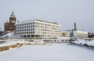 VINTERHVITT: Nede ved havna ligger  Enso Gutzeit hovedkvarter, et av Alvar Aaltos markante bygg i Helsinki.  Foto: INGUN A. M�HLUM