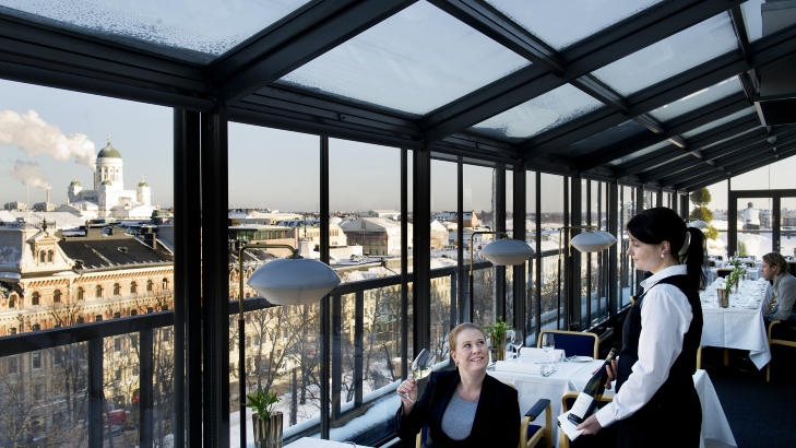 P� HELSINKIS TAK: Interi�ret i restaurant Savoy er det opprinnelige fra 1937, og utsikten er up�klagelig. Foto: INGUN A. M�HLUM