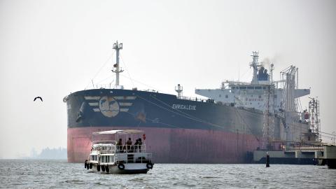  ANKRET OPP: Oljetankeren MV Enrica Lexie m� midlertidig ligge ankret utenfor kysten av Kerala etter at vaktene p� b�ten skj�t to fiskere. Foto: EPA/STR/Scanpix