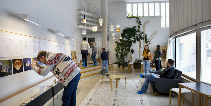 DAGLIG OMVISNING: Alvar Aaltos arbeid beundres fortsatt. Da vi bes�kte Aalto Studio, var for eksempel en gruppe internasjonale arkitektstudenter p� bes�k. Foto: INGUN A. M�HLUM