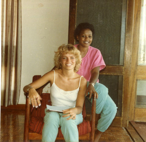 BESTEVENNER: Hanne sammen med sin beste venninne Linah i oktober 1984. BESTEVENNER: Hanne sammen med sin beste venninne Linah i oktober 1984.