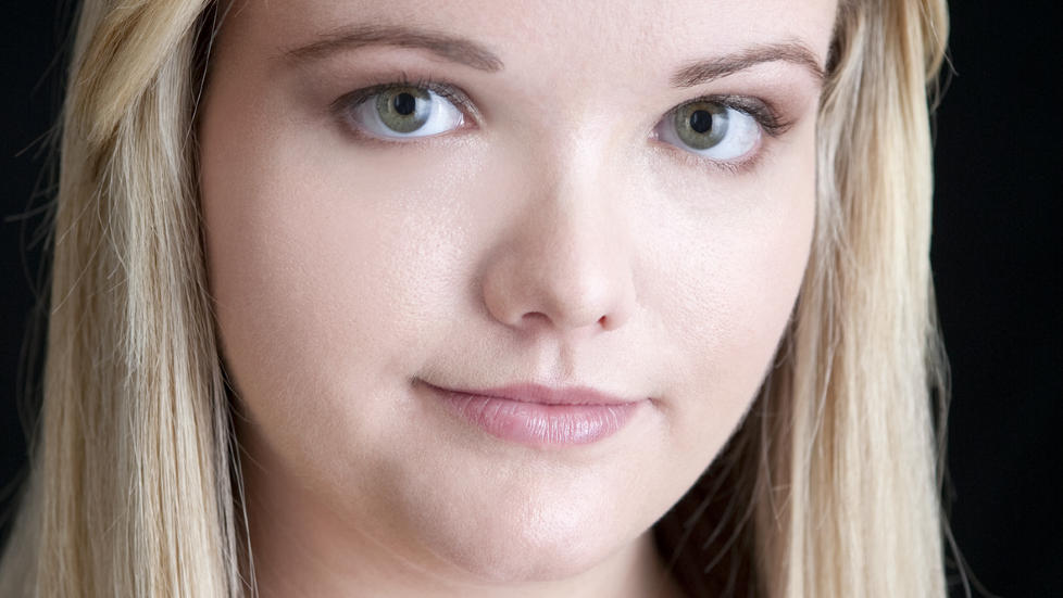 KRITIKERROST: T�a Obrehts debutroman ble tatt imot med jubel blant amerikanske kritikere. N� har den kommet p� norsk. Foto: SCHIBSTED / BEOWULF SEEHAN