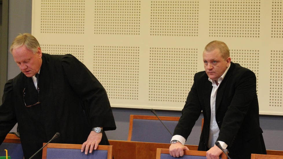 NEKTER STRAFFSKYLD: Rolf Br�ten (36), her med sin forsvarer Sigurd Kloms�t, erkjenner � ha avfyrt et hagleskudd som drepte en kamerat. Men han nekter straffskyld og sier skuddet ble avfyrt ved et uhell. Foto: Hallgeir Oftedal/F�drelandsvennen