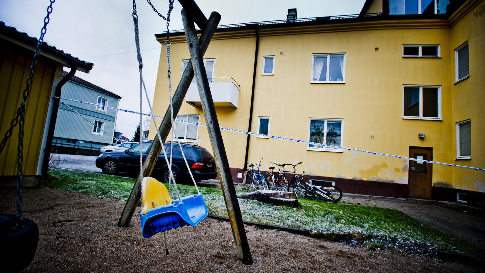  IKKE VOLD ELLER PREPARATER:  En norsk kvinne og hennes spedbarn ble funnet d�de i en leilighet i denne blokka i Arboga. Foto: Thomas Rasmus Skaug / Dagbladet.