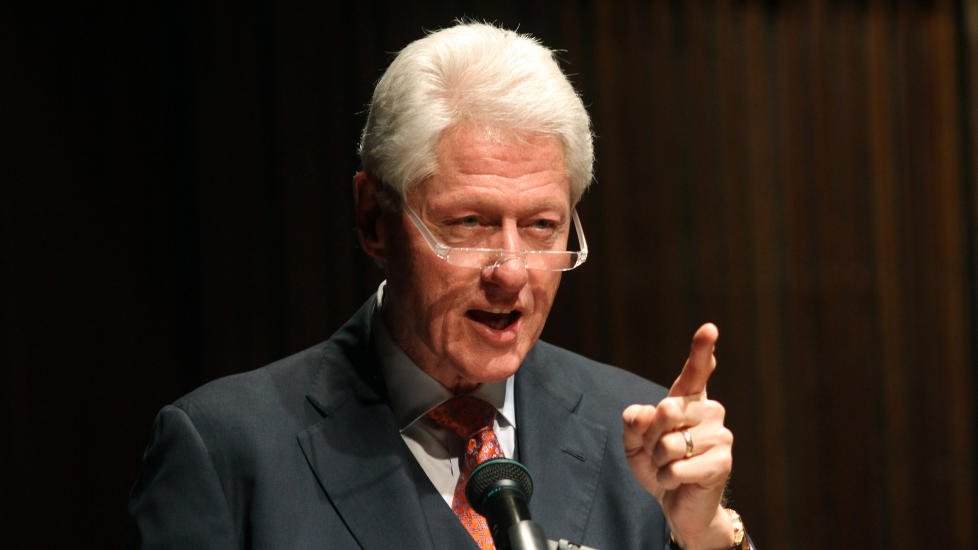 HADDE ET �UPASSENDE FORHOLD�: Nyheten om at president Bill Clinton hadde hatt et intimt forhold til praktikanten Monica Lewinsky rystet verden i 1998. Foto: Fred Builes/Reuters/Scanpix