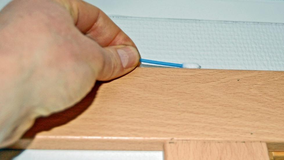 TEST INNEKLIMAET: Ved � samle st�v blant annet fra d�rkarmen kan en DNA-test stadfeste om man har et mugg- og fuktproblem i boligen. Foto: Alexander Berg jr.