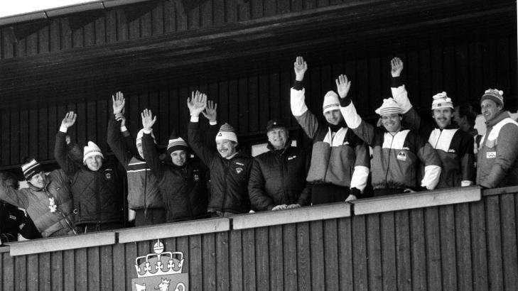 ERGRET SEG: Dagens Konge ergret seg lenge over at han ikke var med p� � bed�mme hvem som vant stafettgullet i Oslo-VM i 1982. Helt til h�yre i bildet st�r dav�rende kronprins Harald.
Foto: NTB / Scanpix