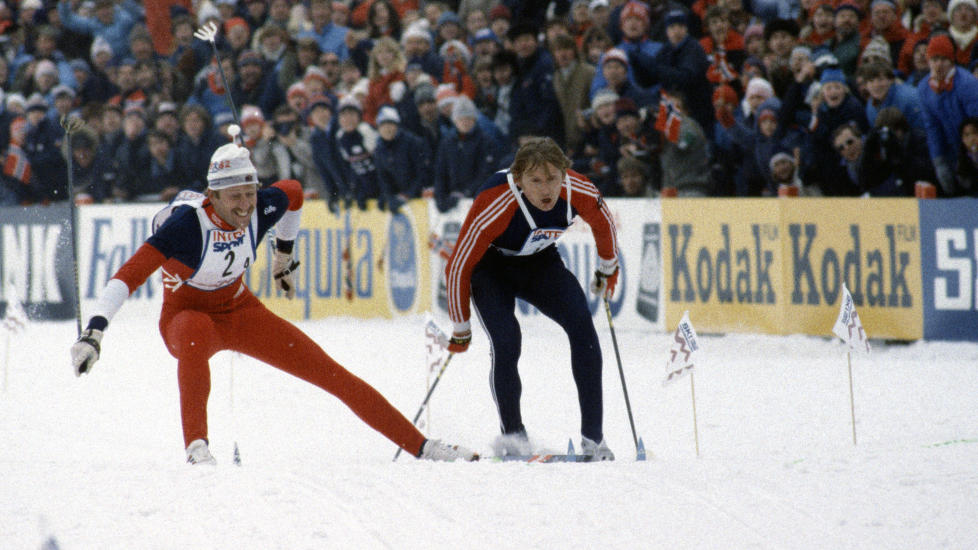 D�DT L�P: 1.41 minutt etter at Oddvar Br� brakk staven i et av idrettshistoriens mest dramatiske �yeblikk sett med norske �yne, kastet skikongen seg over m�lstreken til d�dt l�p mot Aleksandr Savjalov.
NTB-foto: Erik Thorberg / SCANPIX