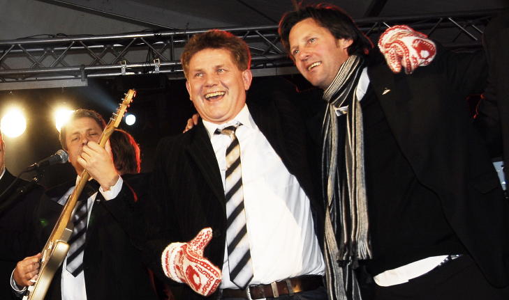 GULLFEST MED VOTTER: Knut Torbj�rn Eggen ble med p� allsangen etter at Fredrikstad vant cupgull i 2006. Foto: JOHN T. PEDERSEN