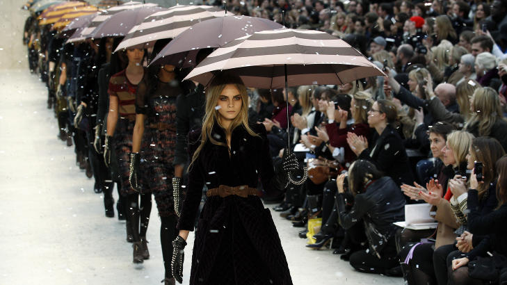 KLAR FOR H�ST: Christopher Bailey utstyrte sine jenter med lekre paraplyer mot slutten av Burberry-showet under moteuka i London i g�r. Foto: Scanpix