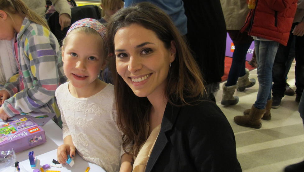P� LEGOLANSERING: Isabella Martinsen sammen med dattera Filipa (7). Foto: Lise Gr�nskar / Dagbladet