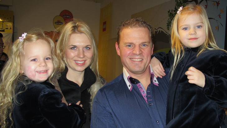 GLAD I ROSA: Sinnasnekker Otto Robsahm sammen med samboeren Marion Teig og d�trene Lindsay og Isabel. - De elsker rosa, forteller han. Foto: Lise Gr�nskar / Dagbladet