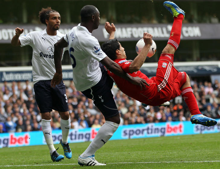 VIKTIG: Tottenhams kaptein Ledley King, her i kamp med Liverpools Luis Suarez, er meget viktig for sitt lag. Tallene i denne artikkelen tyder ogs� p� at King er viktig for oddstippere som �nsker � satse p� Tottenham. AFP PHOTO/ADRIAN DENNIS
