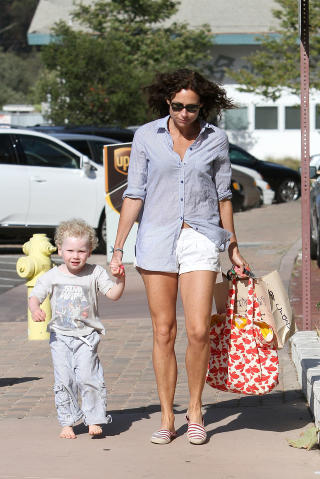 SM�BARNSMOR: Skuespiller Minnie Driver og s�nnen Henry ute p� tur. Foto: Stella Pictures