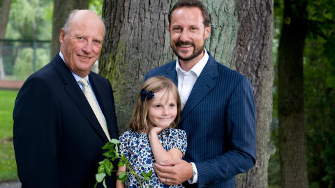 TRONARVINGER: Kong Harald sammen med kronprins Haakon og prinsesse Ingrid Alexandra. 



Foto: Det kongelige hoff Morten Brun / SCANPIX