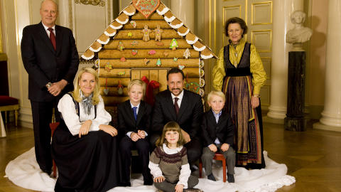 JULESTEMNING: Kongefamilien med kong Harald, kronprinsesse Mette-Marit, Marius Borg H�iby, kronprins Haakon, prinsesse Ingrid Alexandra, prins Sverre Magnus og dronning Sonja stilte med et gedigent pepperkakehus som bakgrunn opp p� den tradisjonelle julefotograferingen p� slottet torsdag.
POOL
Foto: Terje Bendiksby / Scanpix