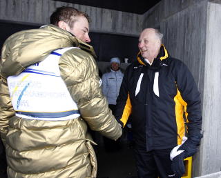 GULL-HILSEN: Kong Harald gratulerer gullvinner Petter Northug under ski-VM i Holmenkollen i fjor.
Foto: Lise �serud / Scanpix