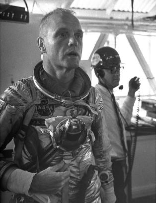 John Glenn ble skutt opp og gikk i bane rundt jorda tre ganger