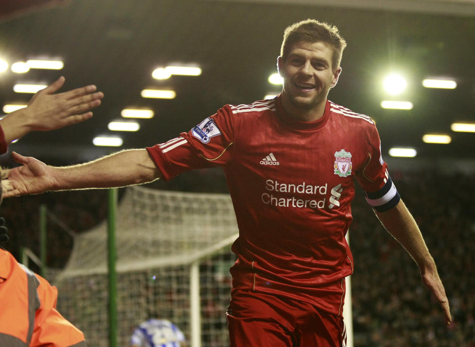 H�PER P� NY STORHETSTID: Seks �r er g�tt siden Liverpool sist vant et trof�. Steven Gerrard h�per tittelt�rken tar slutt i ligacupfinalen mot Cardiff s�ndag. Foto: AP Photo/Tim Hales