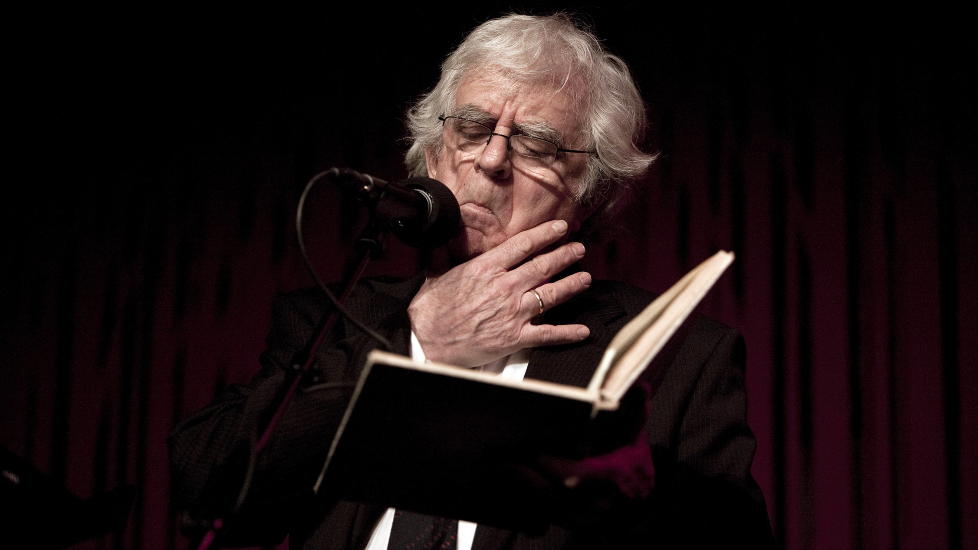 Oslo, 20100116:  Forfatteren EINAR �KLAND fyller 70 �r og hylles av Jan Erik Vold og andre forfatterkollegaer p� Litteraturhuset.
Foto: Henning Lilleg�rd / Dagbladet