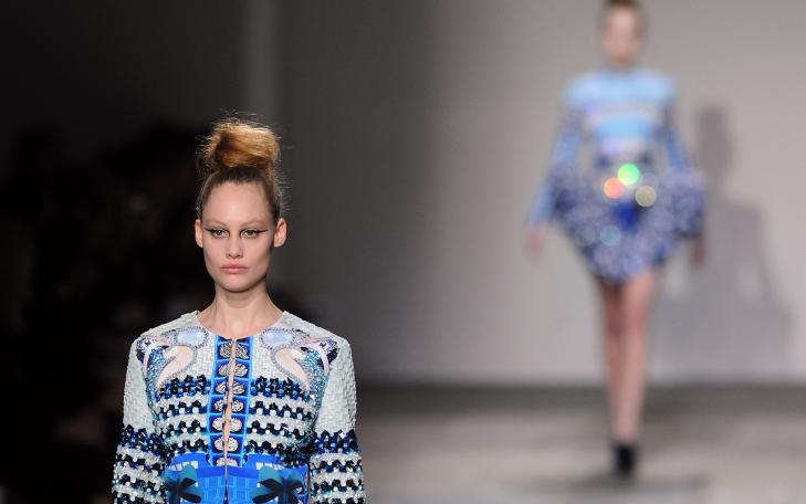 �OBJECT BLOCKING�: Mary Katrantzou har gjort det til sin kunst � sette tusenvis av bilder av hverdagslige objekter, som badekar, skrivemaskiner og skjeer, sammen til uts�kte m�nstre. Foto: Scanpix