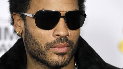 LENNY KRAVITZ: Lot seg tiltrekke av Maya Viks blonde kr�ller, og ikke minst, f�tter. Foto: Matt Sayles / AP Photo / Scanpix