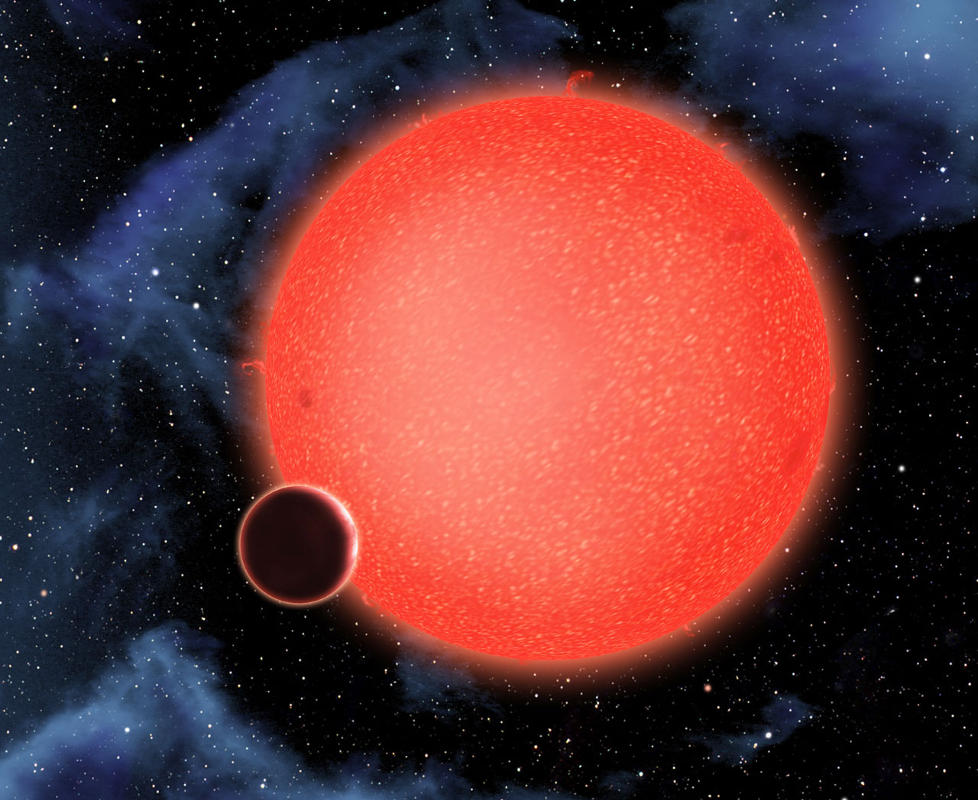 VANNVERDEN: Planeten GJ 1214 b ble oppdaget i bane rundt en r�d dverg, 40 lys�r unna jorda, i 2009. Nye observasjoner antyder n� at den best�r av enorme mengder vann. Illustrasjon: NASA/ESA/D. Aguilar/Harvard-Smithsonian Center for Astrophysics