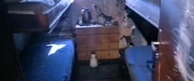 �S�rlig barn krabbet ned p� gulvet og under k�yene. Noen l� i dusjen og holdt rundt hverandre�