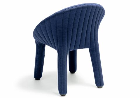 4 STOL MED BUKSER:  Coup� Chair designet av L�ufer   Keichel for Offecct er i sin helhet trukket i tekstil. Foto: Offecct