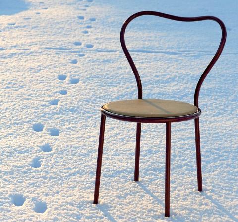 5 VARM FORM, KALDT MATERIALE: St�lstolen Heart Chair har en rygg formet som et hjerte. Design ved CKR for David Design. Foto: Produsenten