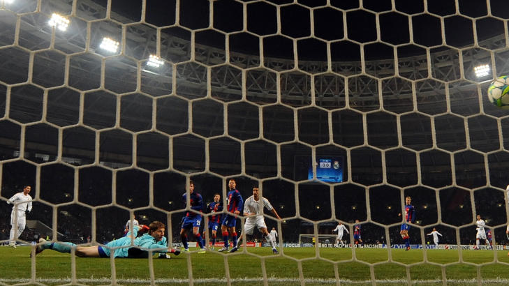 HER SCORER RONALDO: M�lvakt Sergei Chepchugov klarer ikke � redde skuddet til Ronaldo. Foto: AFP PHOTO / ALEXANDER NEMENOV