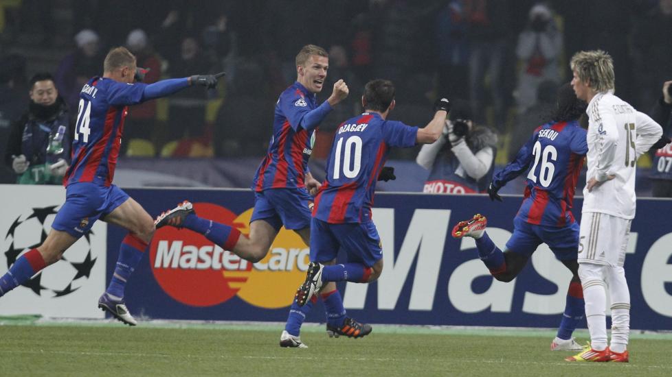 JUBEL: CSKA og Pontus Wernbloom feirer scoringen p� overtid. Foto: AP Photo/Ivan Sekretarev