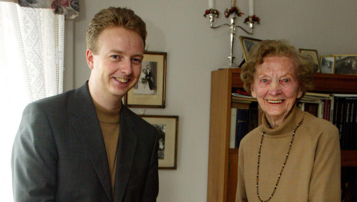 DREPT: Hilda Feste (98) ble funnet drept 1. januar. Her er hun avbildet med Os-ordf�rer Terje S�viknes. Foto Odmund Lunde