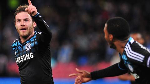 1-0:  Juan Mata sendte Chelsea i ledelsen. Foto: AFP PHOTO / ALBERTO PIZZOLI
