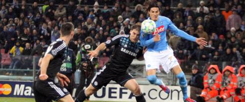 Her scorer Cavani med skuldra mot Chelsea
