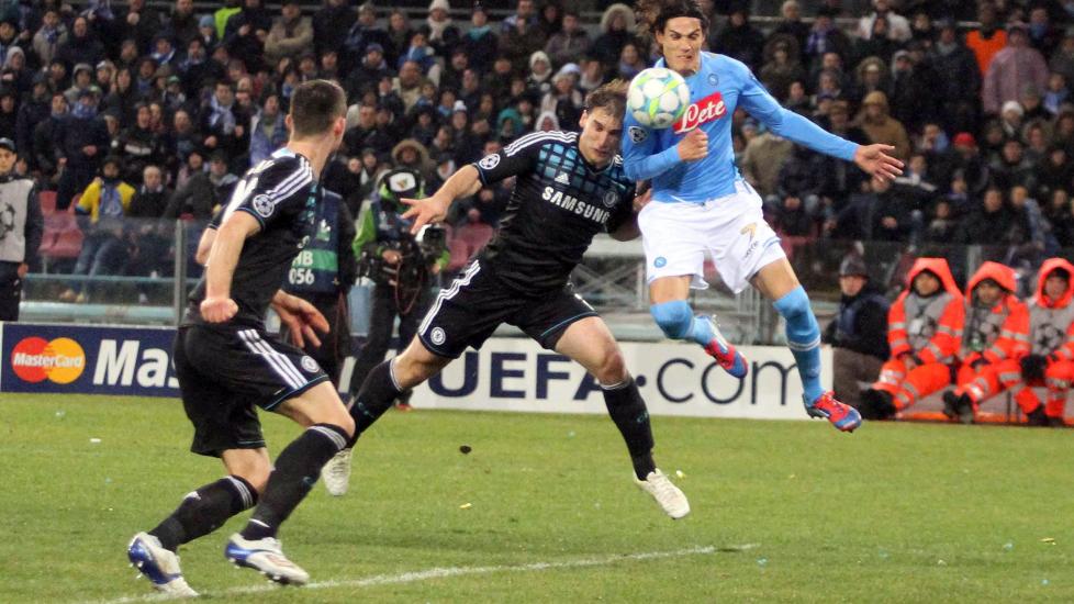 SCORET MED SKULDRA: Her scorer Edinson Cavani 2-1-m�let mot Chelsea. Foto:  EPA/CESARE ABBATE