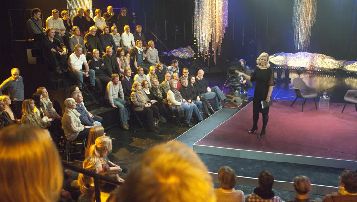 INTIMT: Anne Lindmo har flyttet inn i et intimt studio med publikum nesten opp� fanget. Foto: Anders Gr�nneberg