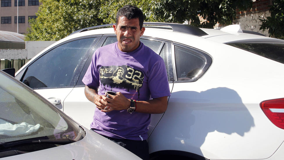 - SORRY, SJEF: Carlos Tevez ber n� Manchester City om unnskyldning etter oppf�rselen sin de siste m�nedene. Foto: REUTERS/Enrique Marcarian