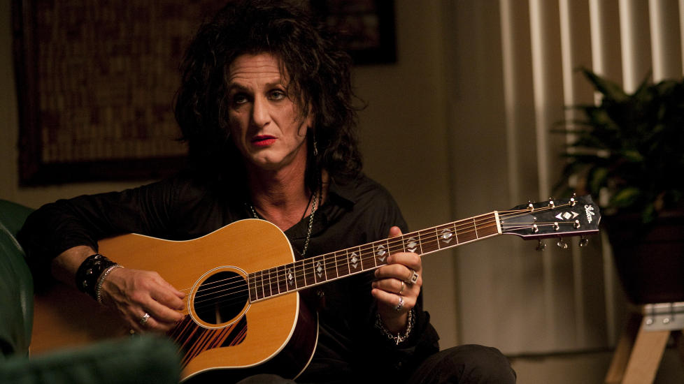 FORSIKTIG OG OUTRERT: Sean Penn gj�r en ordentlig kul rolle i som nedstemt eksrocker i roadmovien �This Must Be The Place�.