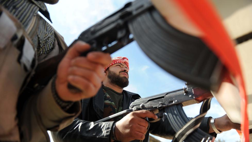 VIL BEKJEMPE ASSAD: Opposisjonen i Syria vil bekjempe president Bashar al-Assad og hans voldelige regime. P� sp�rsm�l om USA vil bev�pne opposisjonen svarer de at de kanskje vil vurdere ytterligere tiltak for � f� kontroll p� situasjonen. AFP PHOTO/BULENT KILIC