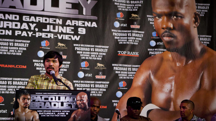 FORVIRRET: Manny Pacquiao, her f�r m�tet med Timothy Bradley jr, ble tatt p� senga av Mayfeathers krav. Foto: REUTERS/Bret Hartman
