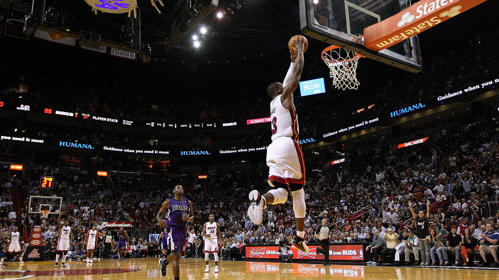 DUNK! Dwyane Wade scoret her to av sine 30 poeng for Miami Heat i natt. Foto: Mike Ehrmann/Getty Images/AFP